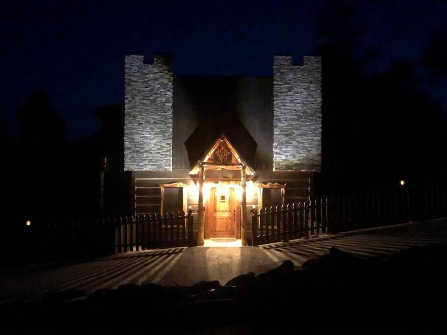 Вилла The Log Castle~Stunning Mountain Views~Hot Tub Севьервилл Экстерьер фото