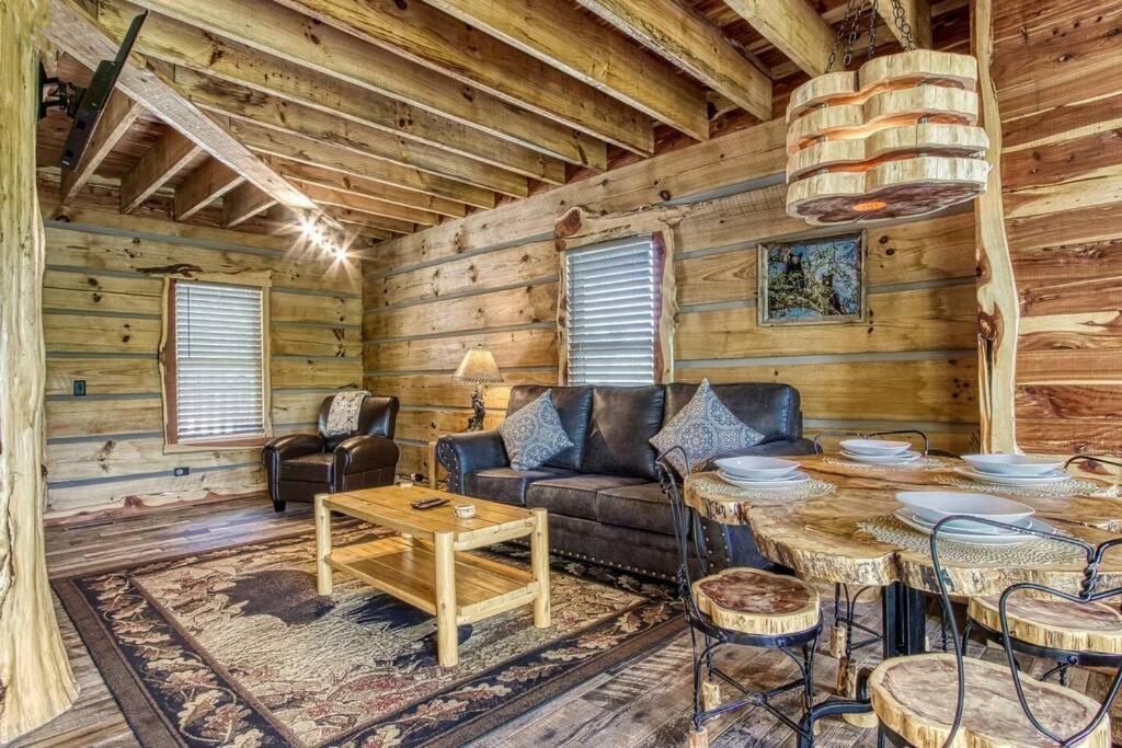 Вилла The Log Castle~Stunning Mountain Views~Hot Tub Севьервилл Экстерьер фото