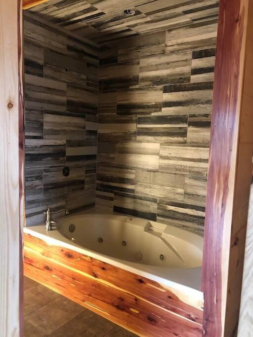 Вилла The Log Castle~Stunning Mountain Views~Hot Tub Севьервилл Экстерьер фото