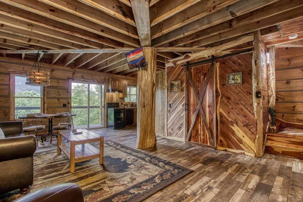 Вилла The Log Castle~Stunning Mountain Views~Hot Tub Севьервилл Экстерьер фото