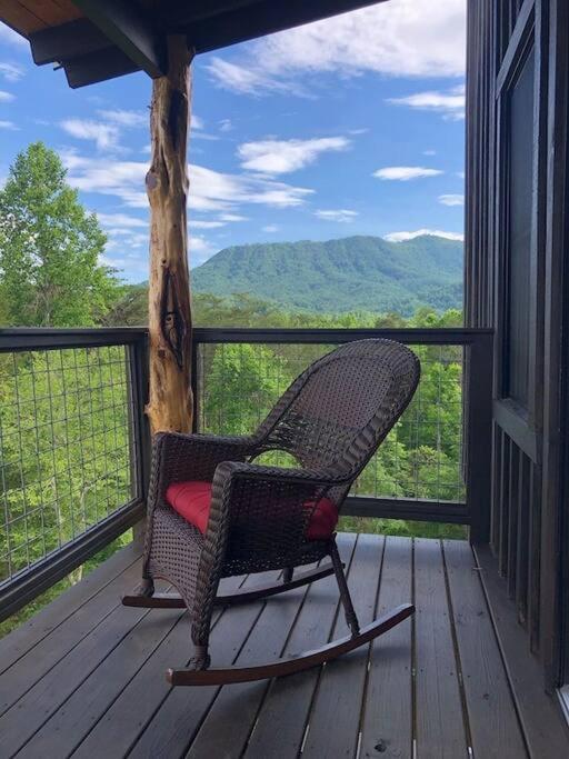 Вилла The Log Castle~Stunning Mountain Views~Hot Tub Севьервилл Экстерьер фото