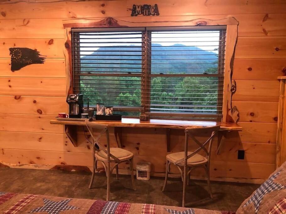 Вилла The Log Castle~Stunning Mountain Views~Hot Tub Севьервилл Экстерьер фото