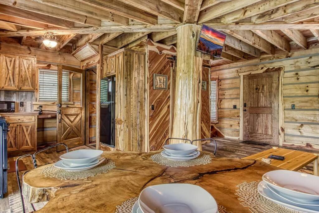Вилла The Log Castle~Stunning Mountain Views~Hot Tub Севьервилл Экстерьер фото
