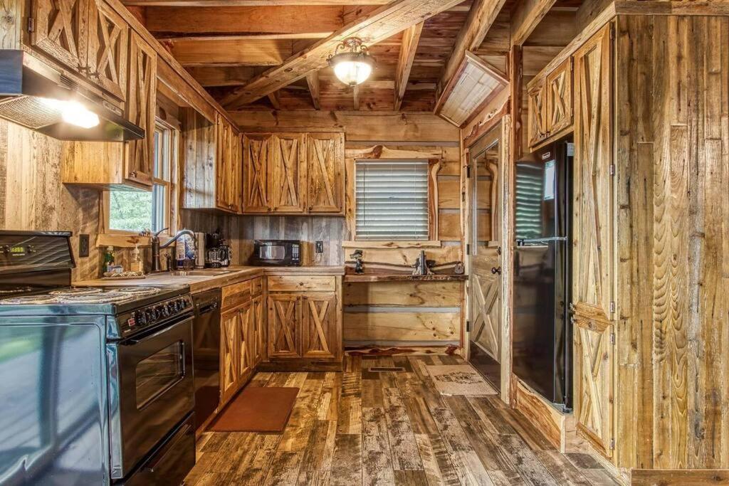 Вилла The Log Castle~Stunning Mountain Views~Hot Tub Севьервилл Экстерьер фото
