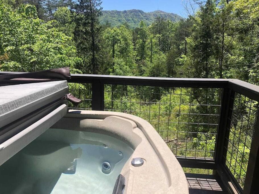 Вилла The Log Castle~Stunning Mountain Views~Hot Tub Севьервилл Экстерьер фото