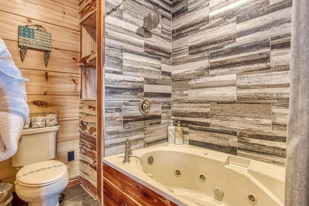 Вилла The Log Castle~Stunning Mountain Views~Hot Tub Севьервилл Экстерьер фото