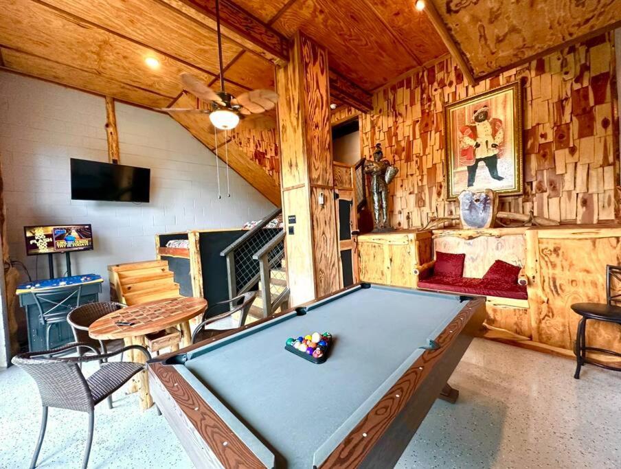 Вилла The Log Castle~Stunning Mountain Views~Hot Tub Севьервилл Экстерьер фото
