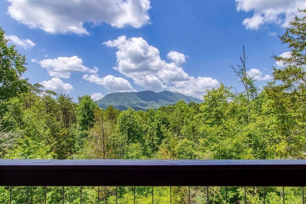 Вилла The Log Castle~Stunning Mountain Views~Hot Tub Севьервилл Экстерьер фото
